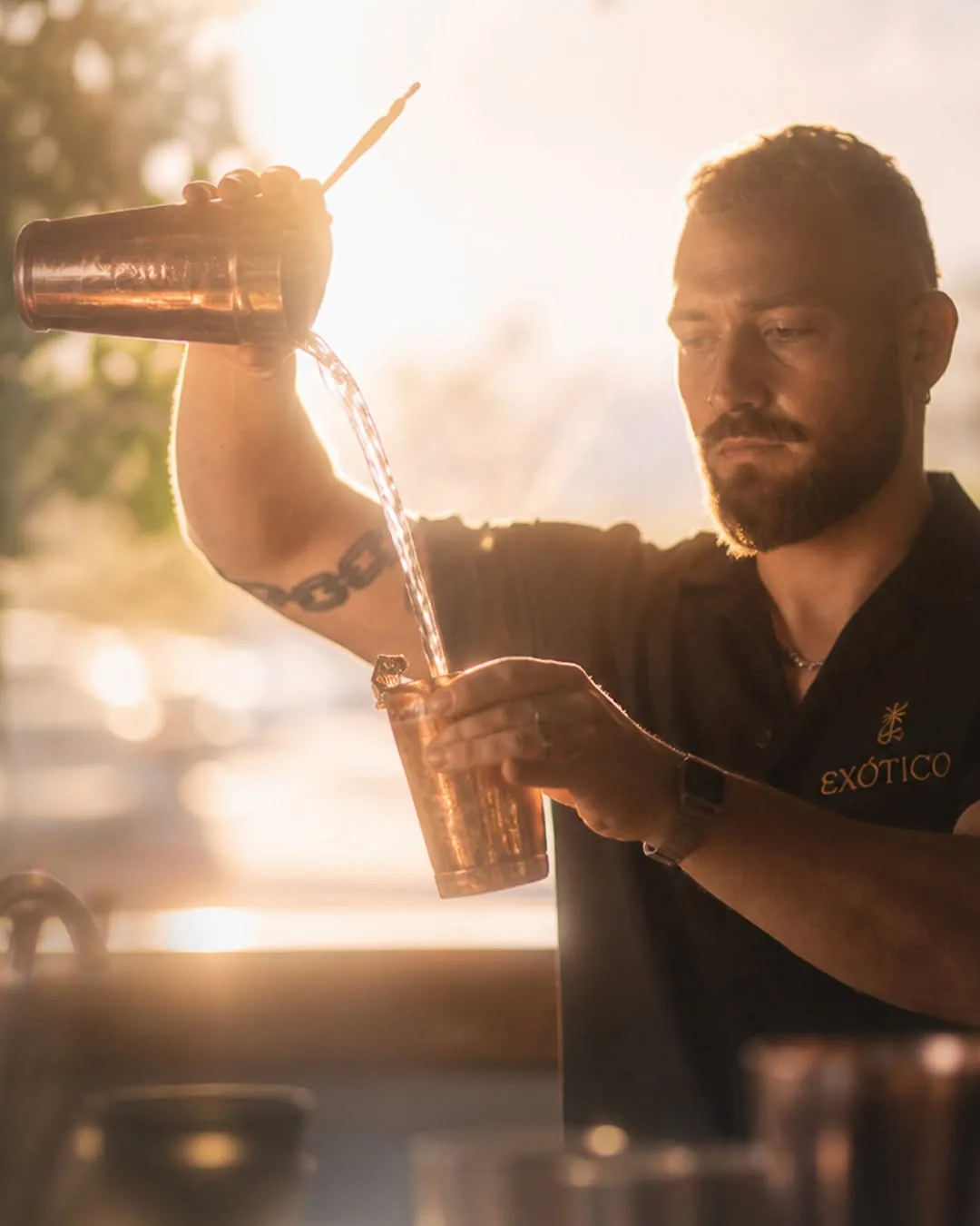 Barman του Exótico ρίχνει cocktail από copper shaker
