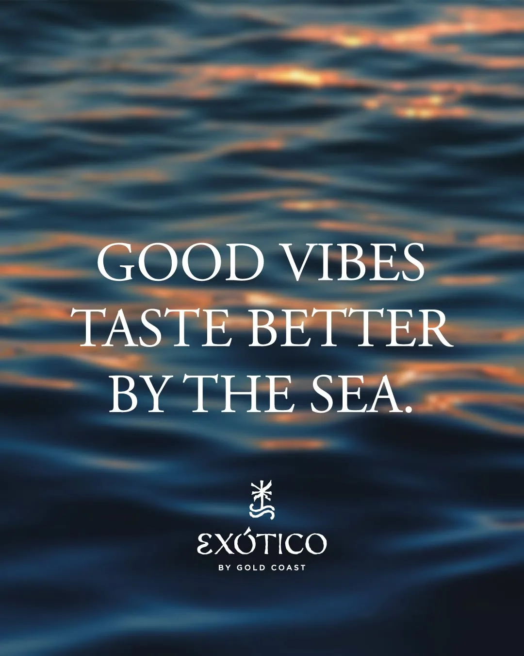 "Good vibes taste better by the sea" πάνω σε φόντο θαλασσινού νερού στο ηλιοβασίλεμα